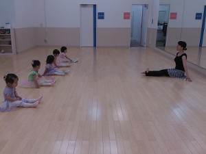 ７月２１日東雲カルチャー　杉もとみな子の「初めて出会うベビーバレエ」