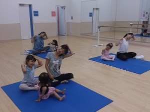 ７月２１日東雲カルチャー杉もとみな子の「ママと一緒に親子バレエ」
