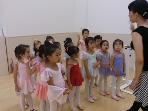 ７月２１日東雲カルチャー杉もとみな子の「ストロベリークラス」（３～６才バレエ）