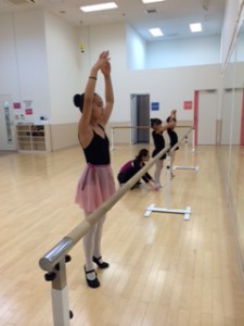 ７月２８日　東雲カルチャー　杉もとみな子の「ミントクラス」（小学生クラシックバレエ･歌）