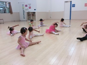 ８月４日東雲カルチャー　杉もとみな子の「初めて出会うベビーバレエ」