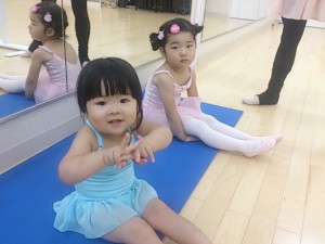 ７月２８日東雲カルチャー　杉もとみな子の「ママと一緒に親子バレエ」