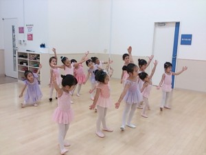 (訂正）８月４日東雲カルチャー　杉もとみな子の「ストロベリー」（３～６才バレエ･歌･お話し創り）