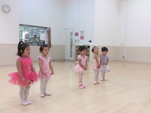 8月18日東雲カルチャー　杉もとみな子の「初めて出会うベビーバレエ」（バレエ･歌･読み聞かせ）