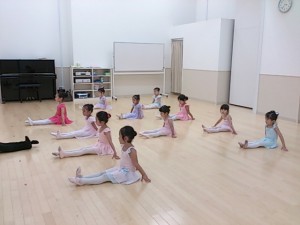8月18日東雲カルチャー杉もとみな子の　「ストロベリークラス」（3～6才バレエ･歌･お話し創り）