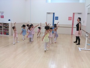 ９月８日イオンカルチャークラブ東雲　杉もとみな子の「ストロベリークラス」（３～６才バレエ・歌）