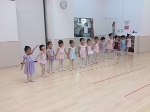 10月20日イオンカルチャー東雲　杉もとみな子の「ストロベリークラス」（3～6才バレエ･歌・読み聞かせ･お話創り）