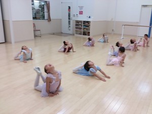 10月27日　イオンカルチャー東雲店　杉もとみな子の「ストロベリークラス」（3～6才バレエ･歌･読み聞かせ・お話創り）