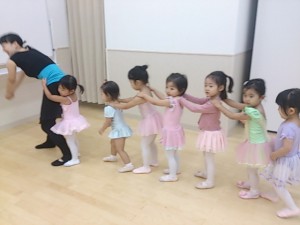 11月10日イオンカルチャークラブ　東雲店　杉もとみな子の「初めて出会うベビーバレエ」（２～３才バレエ・歌・読み聞かせ・お話創り）