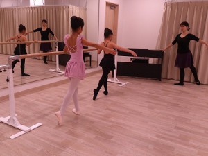 11月27日イオンカルチャー葛西店　杉もとみな子の「ミントクラス」（小学生　バレエ・歌）