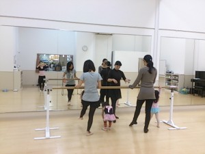 12月１日イオンカルチャークラブ東雲店　杉もとみな子の「ママと一緒に親子バレエ」
