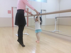 12月15日イオンカルチャークラブ東雲店　杉もとみな子の「ママと一緒に親子バレエ」