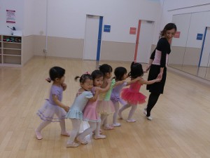 12月１日イオンカルチャークラブ東雲店　杉もとみな子の「初めて出会うベビーバレエ」