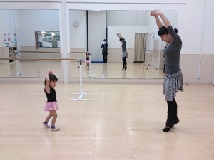 3月23日イオンカルチャークラブ東雲店「ママと一緒に親子バレエ」