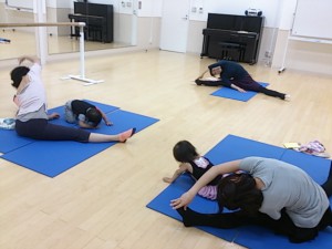 4月20日イオンカルチャークラブ東雲店「ママと一緒に親子バレエ」