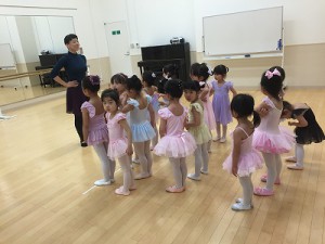 4月20日イオンカルチャークラブ東雲店キッズクラス（ストロベリークラス）３才～６才バレエ・歌・読み聞かせ・お話創り