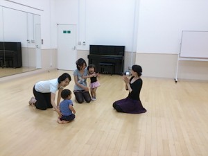 5月18日イオンカルチャークラブ東雲店「ママと一緒に親子バレエ」