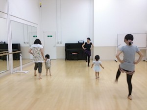 5月25日イオンカルチャークラブ東雲店「ママと一緒に親子バレエ」