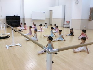 5月25日イオンカルチャークラブ東雲店「キッズクラス（ストロベリークラス）」（３～６才バレエ・歌・読み聞かせ・お話創り）