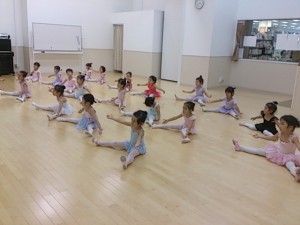 6月22日イオンカルチャークラブ東雲店「キッズクラス（ストロベリークラス）」（３～６才バレエ・歌・読み聞かせ・お話創り）