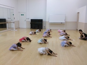 ７月27日イオンカルチャークラブ東雲店「キッズクラス」（３～６才バレエ・歌・読み聞かせ・お話創り）