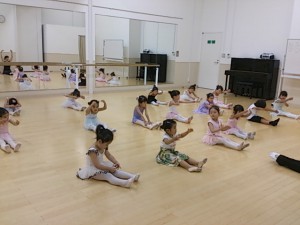 6月29日イオンカルチャークラブ東雲店「キッズクラス（ストロベリークラス）」（３～６才バレエ・歌・読み聞かせ・お話創り）