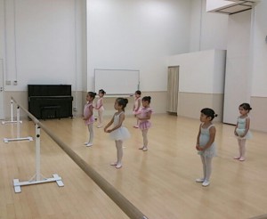 8月17日イオンカルチャークラブ東雲店「キッズクラス」（３～６才バレエ・歌・読み聞かせ・お話創り