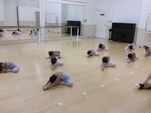 ８月3日イオンカルチャークラブ東雲店「キッズクラス」（３～６才、バレエ、歌、読み聞かせ、お話創り）