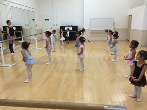 ９月28日イオンカルチャークラブ東雲店「キッズ」ストロベリークラス（３～６才バレエ・歌・読み聞かせ・お話創り）