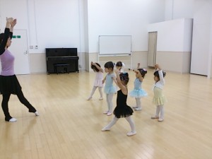 10月12日イオンカルチャークラブ東雲店「ベビークラス」（２才、３才バレエ・歌・読み聞かせ・お話創り）