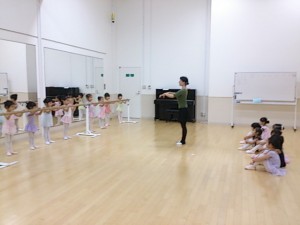 10月5日イオンカルチャークラブ東雲店「キッズ」ストロベリークラス（３～６才バレエ・歌・読み聞かせ・お話創り）