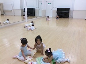 10月26日イオンカルチャークラブ東雲店「ベビークラス」（２才・３才バレエ・歌・読み聞かせ・お話創り）