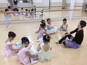 10月26日イオンカルチャークラブ東雲店「キッズクラス」（ストロベリー）３～６才バレエ・歌・読み聞かせ・お話創り）