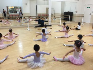 11月2日イオンカルチャークラブ東雲店「キッズAクラス」（ストロベリーA）３～６才バレエ・歌・読み聞かせ・お話創り）