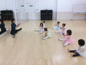 11月2日イオンカルチャークラブ東雲店「ベビークラス」（２才・３才バレエ・歌・読み聞かせ・お話創り）