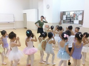 11月16日イオンカルチャークラブ　ストロベリーAクラス　３～６才バレエ・歌・読み聞かせ・お話創り