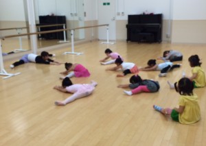 11月9日イオンカルチャークラブ東雲店「キッズBクラス」（ストロベリーB）３～６才バレエ・歌・読み聞かせ・お話創