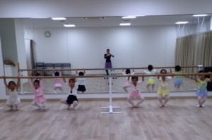 12月10日イオンカルチャークラブ葛西店「ストロベリークラス」（３才～６才バレエ・歌・読み聞かせ・お話創り）