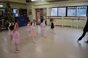 12月17日木曜パールクラス（2～3才・クラシックバレエ・歌・読み聞かせ・お話創り）