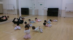 12月14日イオンカルチャークラブ東雲店「ベビーAクラス」（2才・３才バレエ・歌・読み聞かせ・お話創り）