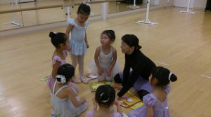 1月4日イオンカルチャークラブ東雲店「ストロベリーAクラス」キッズ　３～６才バレエ、歌、読み聞かせ、お話創り