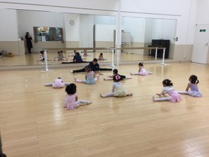 1月25日イオンカルチャークラブ東雲店「ベビーAクラス」（2才、３才バレエ、歌、読み聞かせ、お話し創り）