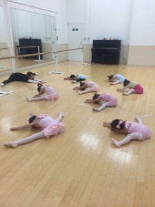 1月11日イオンカルチャークラブ東雲店「ストロベリーBクラス」キッズ　３～６才バレエ、歌、読み聞かせ、お話創り