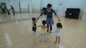 3月7日イオンカルチャークラブ東雲店「ベビーBクラス」（２才，３才バレエ・歌・読み聞かせ・お話づくり）