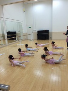 3月14日イオンカルチャークラブ「ストロベリーBクラス」（３才～6才バレエ・歌・読み聞かせ・お話づくり）