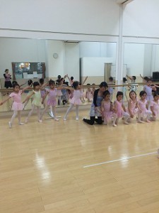 5月16日イオンカルチャークラブ東雲店「ストロベリーAクラス」（３才～６才バレエ、歌、読み聞かせ、お話づくり）