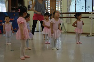 6月18日土曜パールクラス（2～3才・クラシックバレエ・歌・読み聞かせ・お話創り）