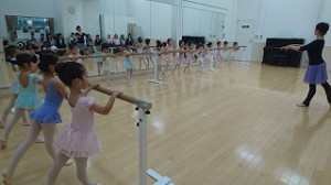 6月13日イオンカルチャークラブ東雲店「ストロベリーAクラス」レッスン見学日（３才～６才　バレエ）