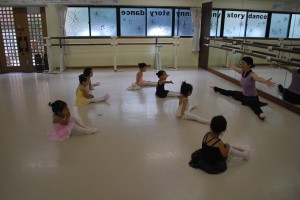 7月28日木曜パールクラス（2才～3才・クラシックバレエ・歌・読み聞かせ・お話創り）