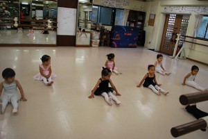 7月21日木曜パールクラス（2才～3才・クラシックバレエ・歌・読み聞かせ・お話創り）